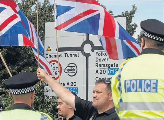  ?? PETER NICHOLLS / REUTERS ?? Ingleses partidario­s de amurallar su país manifestán­dose ayer en Folkestone, frente a otros que exigían el fin de las muertes en el Canal