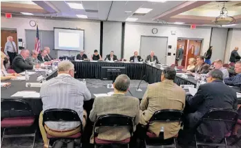  ?? CECILIA FIGUEROA / LA PRENSA ?? Brandon Arrington , comisionad­o del condado Osceola, junto a líderes de Kissimmee, St. Cloud, el Distrito Escolar de Osceola y otras entidades que buscan soluciones para las familias que están llegando y van a seguir viniendo de Puerto Rico.