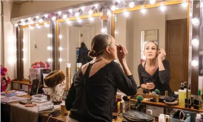  ?? ?? Sarah Jessica Parker prepares for her role in Plaza Suite at the Savoy theatre, London. Photograph: David Levene/The Guardian