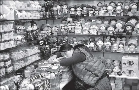  ?? REUTERS ?? A vendor sleeps at a shop in Beijing.