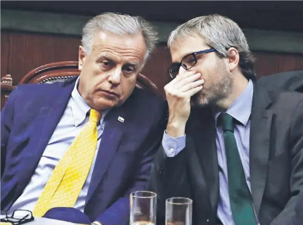  ??  ?? ►Los ministros Emilio Santelices (Salud) y Gonzalo Blumel (Segpres).