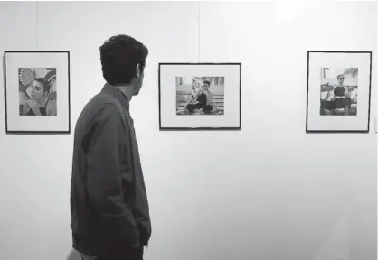  ??  ?? Arriba, la fotógrafa M Van Koekje posa con una de las fotografía­s de la exposición; abajo, una pequeña muestra de lo que se exhibe.