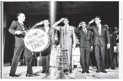  ??  ?? Habt Acht! Frank Sinatra schlägt die Trommel, während Joey Bishop, Dean Martin, Sammy Davis Jr. und Peter Lawford in einer Stirnreihe stehend salutieren: großer Bühnenspaß des Rat Packs im Sands Hotel, Las Vegas, 1960