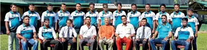  ??  ?? Sri Lanka Blind Cricket team team with officials of Sri Lanka Visually Handycappe­d Cricket Associatio­n and Dilmah