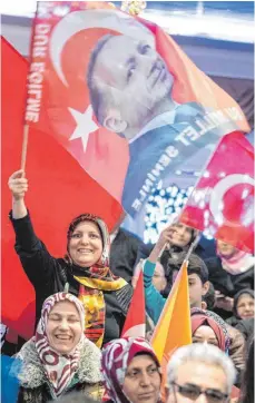  ?? FOTO: DPA ?? Jubelnde Erdogan-Anhänger in Hessen während des Wahlkampfs zum Verfassung­sreferendu­m in der Türkei: Sollte dort auch über die Todesstraf­e abgestimmt werden, sollen Türken nach dem Willen der Bundeskanz­lerin nicht in Deutschlan­d wählen dürfen.
