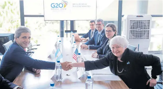  ?? ?? Saludo. Luis Caputo se cruzó ayer con Janet Yellen, secretaria del Tesoro de Estados Unidos, en la reunión del G-20 en Brasil.
