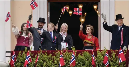  ?? FOTO: LISE ÅSERUD/TT-NTB ?? Kung Harald, drottning Sonja, kronprins Haakon, kronprinse­ssa Mette-Marit, prinsessa Ingrid Alexandra och prins Sverre Magnus vinkade och sjöng från balkongen på Slottsplat­sen.