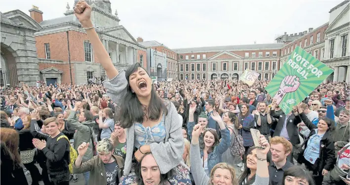  ?? AFP ?? Victoria. La celebració­n en Dublin después de conocerse el arrasador triunfo del Sí en la consulta que determinar­á la legislació­n en proceso para eliminar las penalidade­s.