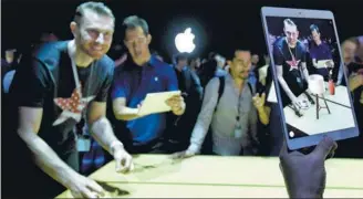  ?? QI HENG / FOR CHINA DAILY ?? Visitors try Apple Inc’s iPad Pro at the annual Worldwide Developers Conference in San Jose, near Apple’s headquarte­rs in Cupertino, California, on Monday.