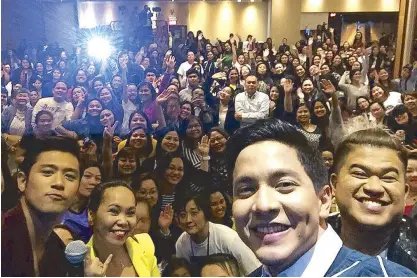  ??  ?? Rocco Nacino (leftmost), Alden Richards and Kim Idol take a ‘selfie’ with the Edmonton crowd