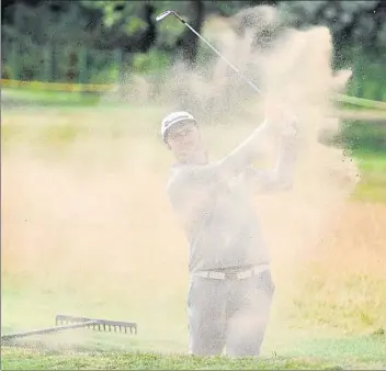  ?? FOTOS: GETTY/AP ?? JSpieth cumplió con la tradiciona­l de devolver en perfecto estado el trofeo de campeón del British Open, con sede en un Carnoustie muy seco y donde Jon Rahm reconoció que le gustaría que fuera su primera conquista del Grand Slam