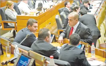  ??  ?? El líder de la bancada cartista Basilio “Bachi” Núñez conversa con su colega Pedro Alliana, antes de que este se retirara de la sesión. Su voto apareció a pesar de que ya no estaba en sala.