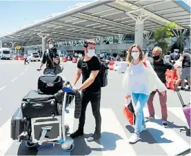  ?? LUCIANO THIEBERGER ?? Turismo. Llegada de pasajeros, el lunes, en Ezeiza.