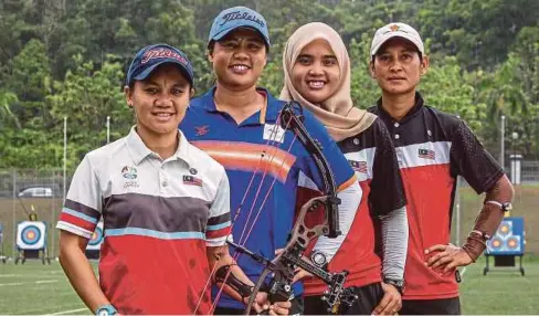  ?? FOTO: ?? SKUAD memanah compoud wanita (dari kiri) Fatin, Saritha, Nurul Syazhera dan Nor Rizah ketika sesi latihan di padang Astaka MSN, Bukit Jalil.