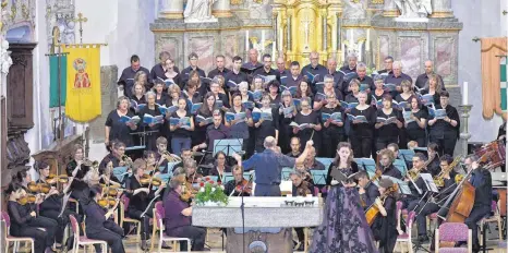  ?? FOTO: CHOR/EMMENLAUER ?? Der Kirchencho­r St. Blasius bei seinem Auftritt zu Jenkins „Stabat Mater“im Jahr 2017. Ein Auftritt, der tolle Folgen hatte.