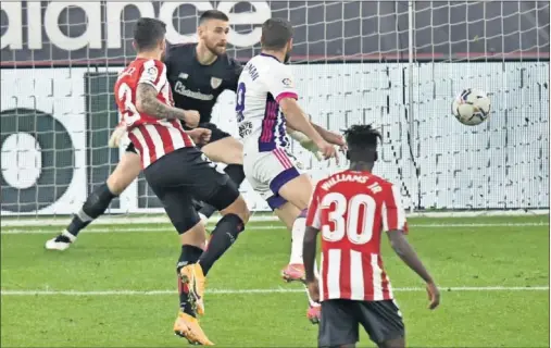  ??  ?? Remate de Weissman ante Núñez que supuso el empate para el Real Valladolid cerca del final del partido de San Mamés.