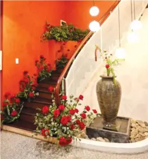  ?? ?? STAIRWAY TO HEAVEN: The stairs are decorated with roses from the
rst
oor.