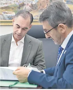  ?? M.H. ?? El alcalde de Estepona y el delegado de Economía.