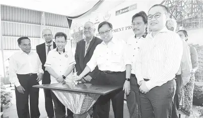  ??  ?? ABANG Johari menandatan­gani plak sebagai tanda lawatan ke OceanMight Sdn Bhd sambil disaksikan Dr Hazland (dua kanan), Dr Sim (tiga kiri), Kho Kak Beng (empat kiri) dan Anwarrudin (kiri) serta tetamu jemputan lain.