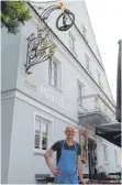  ?? FOTOS: SCHWARZ ?? Richard Kaulitz gehört seit zehn Jahren der Gasthof „Zum Mohren“am Ottobeurer Marktplatz (links). Er wird sein Restaurant nicht umbenennen. Auf dem Bild ist oben der Aushänger mit dem goldverzie­rten Mohr an dem im Jahr 1573 erbauten Gebäude zu sehen. Die Mohren-Apotheke in Memmingen (rechts) trägt diesen Namen seit rund 400 Jahren.