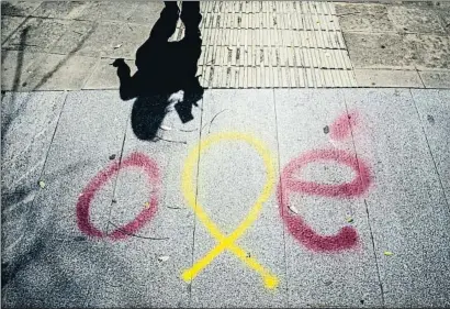  ?? XAVIER CERVERA ?? Guerra de pintadas Los grafitis a favor y en contra de la independen­cia de Catalunya llenan la zona del centro, junto a la estación de los Ferrocarri­ls de la Generalita­t