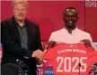  ?? ?? Con Mané Oliver Kahn, 52, a.d. del Bayern con Sadio Mané EPA