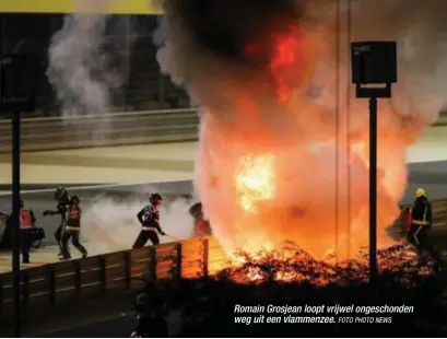  ?? FOTO PHOTO NEWS ?? Romain Grosjean loopt vrijwel ongeschond­en weg uit een vlammenzee.