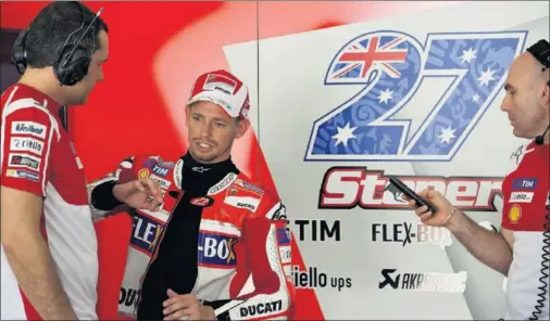  ??  ?? AL FRENTE. Las Ducati marcaron la pauta ayer en Sepang con el bicampeón Casey Stoner, retirado desde 2012, liderando la clasificac­ión.