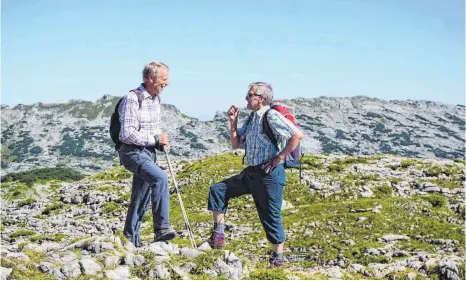  ?? FOTO: CHRISTIAN SCHREIBER ?? Pfarrer Edwin Matt (rechts) in einem angeregten Gespräch mitten auf dem Gottesacke­r.