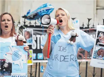  ?? FOTO: AFP ?? Die Debatte um den Fall Charlie Gard ist sehr emotionsge­laden. In London protestier­en Menschen gegen das von Ärzten gewünschte und von Gerichten angeordnet­e Ende der lebenserha­ltenden Maßnahmen.