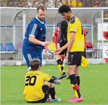  ?? Foto: Oliver Reiser ?? Enttäuscht waren die Gersthofer Niklas Kratzer (Nummer 20) und Cyrill Siedlaczek (rechts). Nach dem 1:1 mussten sie von Möt tingens Torwart Christoph Husel getröstet werden.