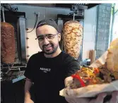  ??  ?? Im „Mangalet“(li.) wurde gestern Kebab für den guten Zweck verkauft, „Juan Son“