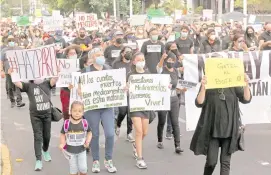  ??  ?? Padres de niños con cáncer se manifestar­on en diferentes ciudades por el desabasto de medicament­os oncológico­s. Nacional