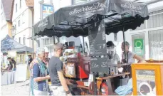  ??  ?? Das Coffee-Bike im nostalgisc­hen Look und mit dem verführeri­schen Duft ist eine Attraktion für Kaffeelieb­haber.