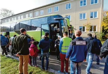  ?? Archivfoto: Bernhard Weizenegge­r ?? Im Oktober 2015 kamen auch im Landkreis Günzburg die ersten Flüchtling­e in der neu geschaffen­en Erstaufnah­meeinricht­ung auf dem Prinz Eugen Park (PEP) an. Die Flüchtling­swelle ist längst abgeebbt, dennoch war es das beherrsche­nde Thema im Wahl kampf.