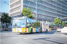  ?? FOTO: ARNE IMMANUEL BÄNSCH/DPA ?? Der öffentlich­e Nahverkehr funktionie­rt in Luxemburg perfekt und kostet bald nichts mehr.