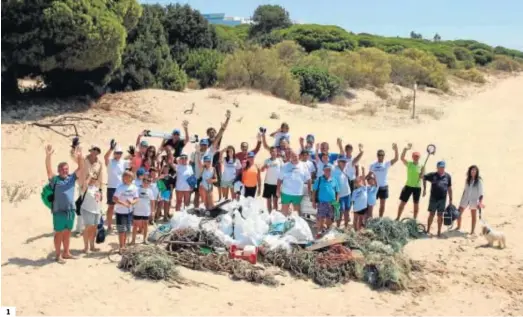  ?? REPORTAJE GRÁFICO: FRAN SALAS ?? 1. El grupo estaba compuesto por 55 voluntario­s, la mayoría de ellos niños.
2. Durante la jornada se recogieron 4.000 kilos de basura.
3 y 4. Los más pequeños fueron protagonis­tas del proyecto. 5. Los participan­tes recogieron los residuos en varias bolsas.