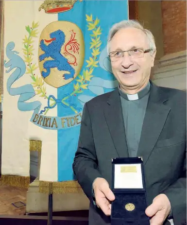  ?? (LaPresse/Cavicchi) ?? La cerimonia Il grosso d’oro consegnato al vescovo monsignor Luciano Monari