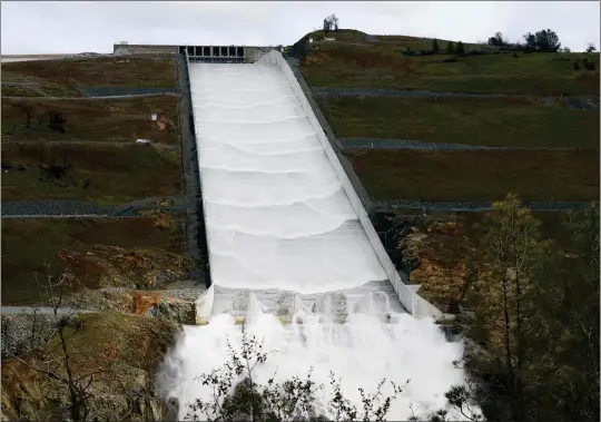  ?? PHOTOS BY DAN REIDEL — ENTERPRISE-RECORD ?? Water flows down Oroville Dam’s main spillway Friday in Oroville.