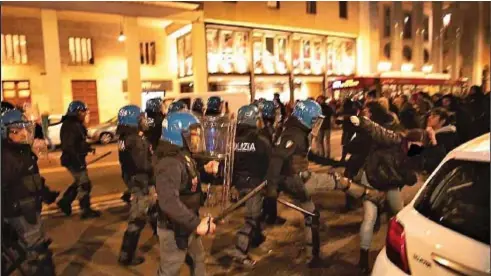  ?? ?? È il 6 dicembre scorso: a Bologna poliziotti in tenuta antisommos­sa reagiscono alle proteste contro gli sgomberi di case occupate. Nello scatto di Michele Lapini una studentess­a dell’Università viene colpita sul pube da un anfibio con punta rinforzata