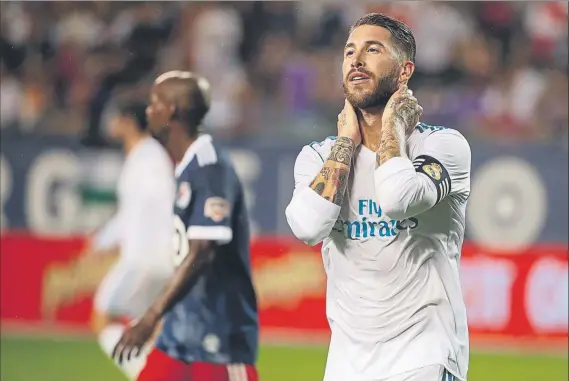  ?? FOTO: EFE ?? Sergio Ramos, capitán del Real Madrid, en una acción contra el All Star El conjunto blanco no pasó del empate ante el combinado de la MLS aunque se llevó la victoria en los penaltis