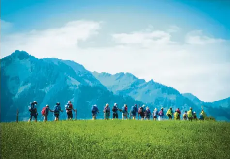  ?? Foto: KLB Augsburg ?? Vor der herrlichen Bergkuliss­e sind die Wallfahrer hier kurz vor dem Einzug in Flüeli zu sehen. Nach sechs gemeinsame­n Tagen sind sie am Ziel. Im Juli machen sich wieder viele gemeinsam auf den Weg.