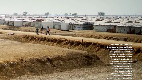  ??  ?? Plus de 120 000 déplacés vivent dans le camp de Bentiu, ce qui en fait la deuxième plus grosse concentrat­ion humaine du Soudan du Sud après la capitale, Djouba. La zone de protection de civils est installée sur une ancienne base militaire de l’ONU...