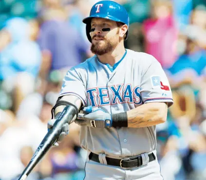  ??  ?? Josh Hamilton, de los Vigilantes, fue sometido a una cirugía artroscópi­ca para repararle los menisco de la rodilla izquierda. Con toda seguridad no podrá ganarse un puesto en el roster en el inicio de la campaña.