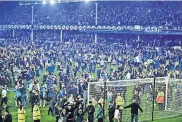  ?? ?? NOT SO GOOD-ISON Everton fans flooded on to pitch