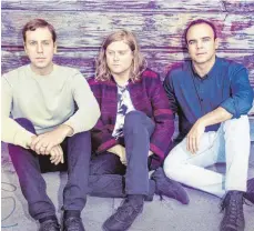  ?? FOTO: TOM HINES ?? Mit ihrem Synthie-Sound wollen Future Islands die Popszene mit Mitgefühl anreichern. Im Sommer sind sie unter anderem für das britische Glastonbur­y, das belgische Rock Werchter und das baden-württember­gische Southside gebucht.