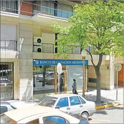  ??  ?? BANCO NACION. La sucursal porteña donde se hicieron los pagos.