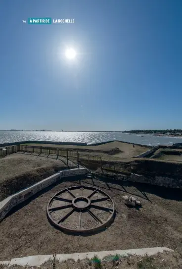  ??  ?? Sur les hauteurs de La Prée, les visiteurs profitent d’une jolie vue sur les douves et le Pertuis breton.