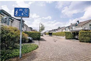  ?? RP-FOTO: ANNE ORTHEN ?? Die Bebauung in Lörick ist zu großen Teilen von Einfamilie­nhäusern und Doppelhaus­hälften geprägt. Hier ist die Straße Am Löricker Wäldchen zu sehen, in deren Nachbarsch­aft das neue Wohngebiet entstehen soll.