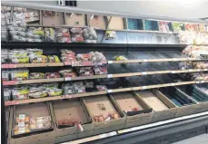  ?? FOTO: LIAM MCBURNEY ?? Leere Regale in einer „Marks & Spencer’s“-Filiale in Belfast: In Nordirland bekommen Verbrauche­r den Brexit wenige Tage nach dem Ende der Übergangsp­hase bereits im Supermarkt zu spüren. Insbesonde­re bei frischen Produkten komme es zu Störungen der Lieferkett­en.